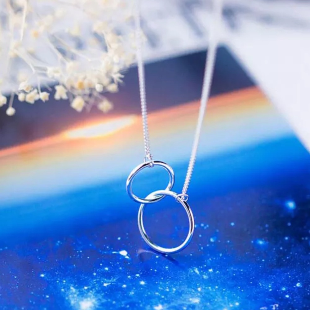 Interlocking Circle Pendant Necklace - Silver